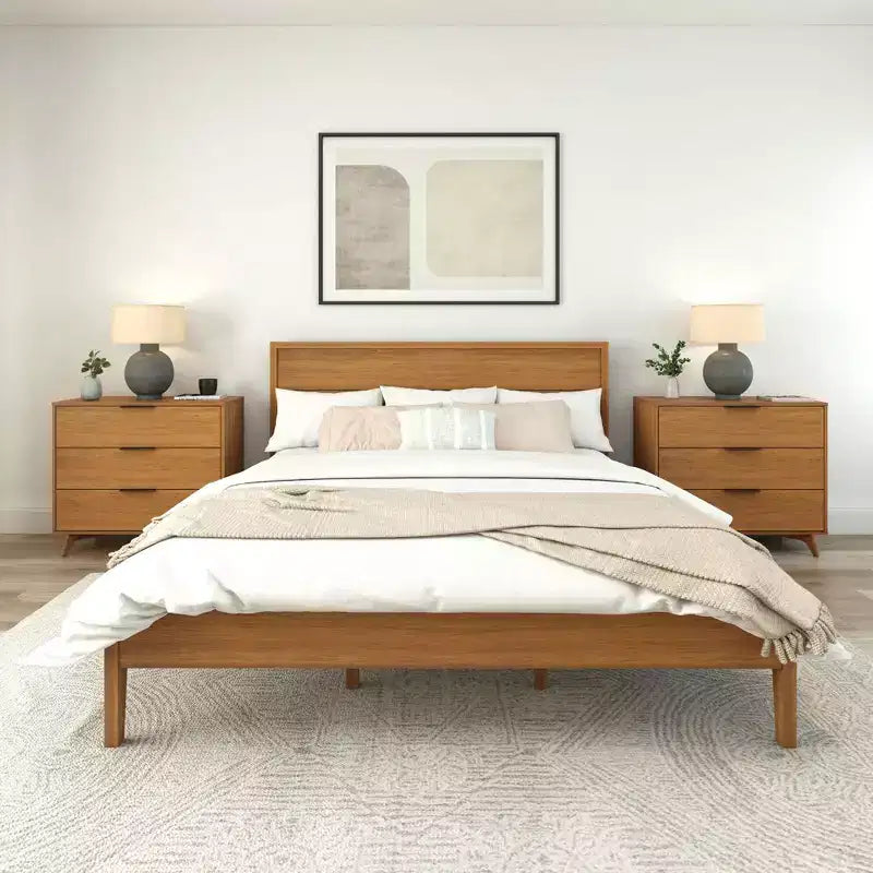 Struttura letto king-size in legno massello con testiera a pannelli, non necessita di rete a molle