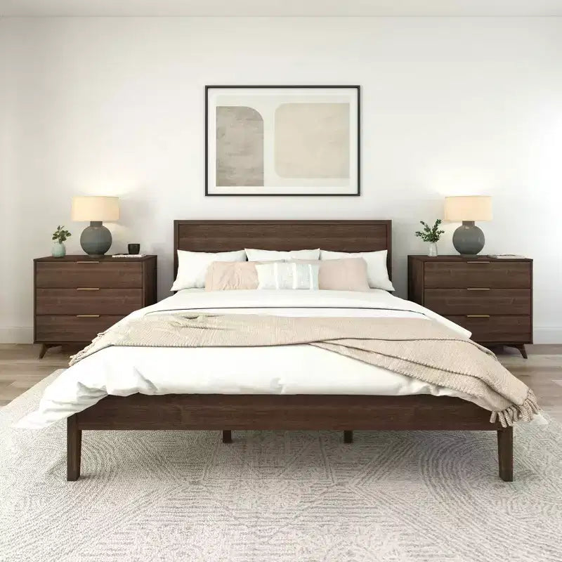 Struttura letto king-size in legno massello con testiera a pannelli, non necessita di rete a molle