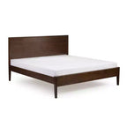 Struttura letto king-size in legno massello con testiera a pannelli, non necessita di rete a molle