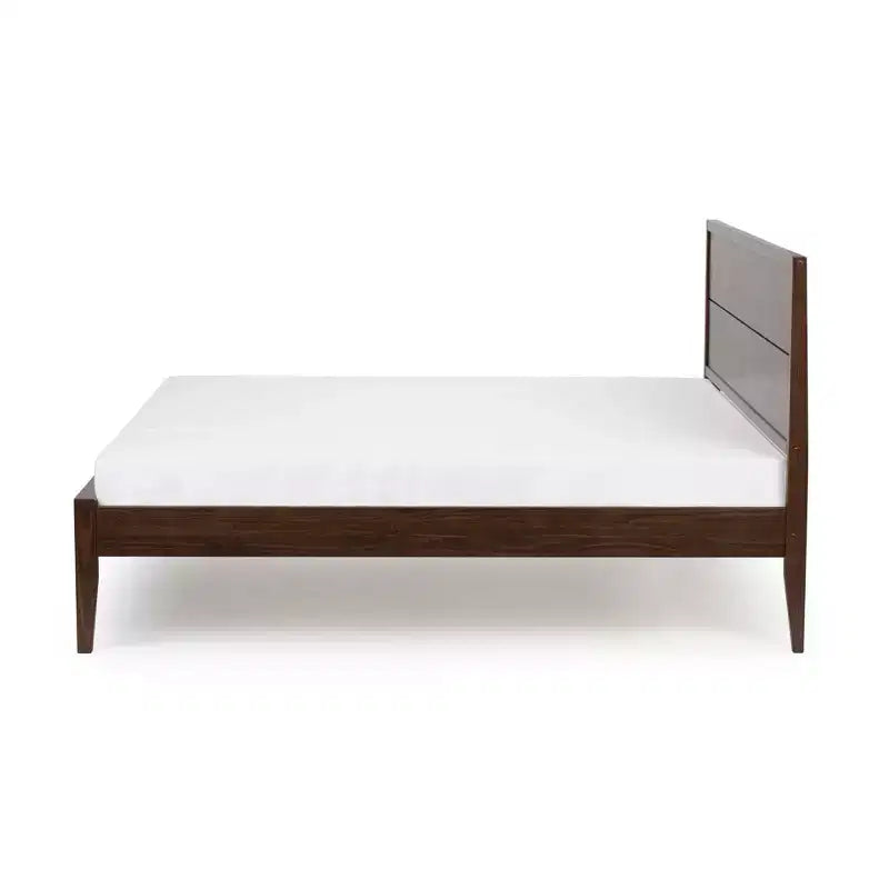 Struttura letto king-size in legno massello con testiera a pannelli, non necessita di rete a molle
