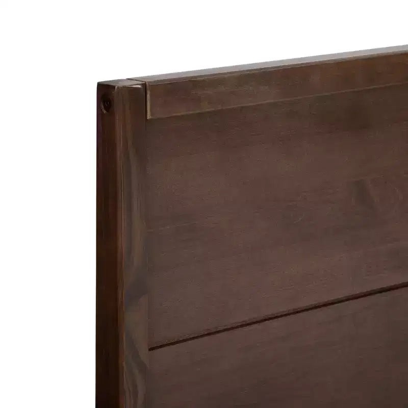 Struttura letto king-size in legno massello con testiera a pannelli, non necessita di rete a molle