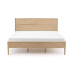 Struttura letto king-size in legno massello con testiera a pannelli, non necessita di rete a molle