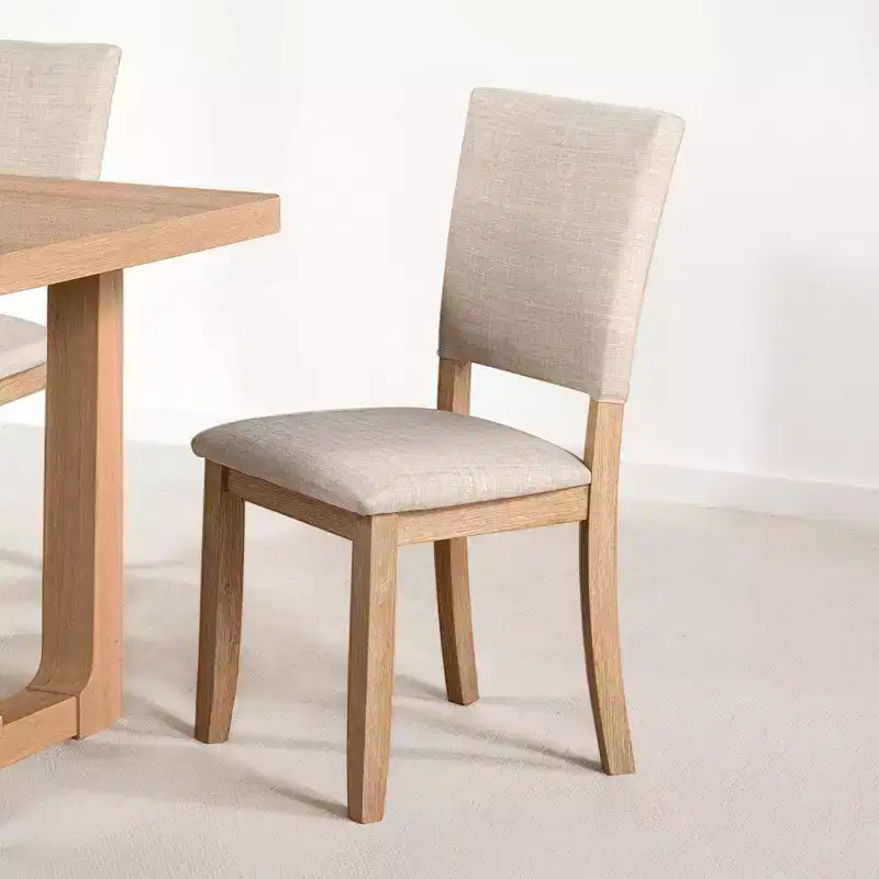 Tavolo da pranzo in legno in stile transizionale con sedie imbottite