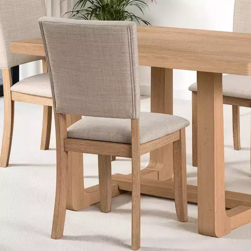 Tavolo da pranzo in legno in stile transizionale con sedie imbottite