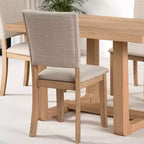 Tavolo da pranzo in legno in stile transizionale con sedie imbottite
