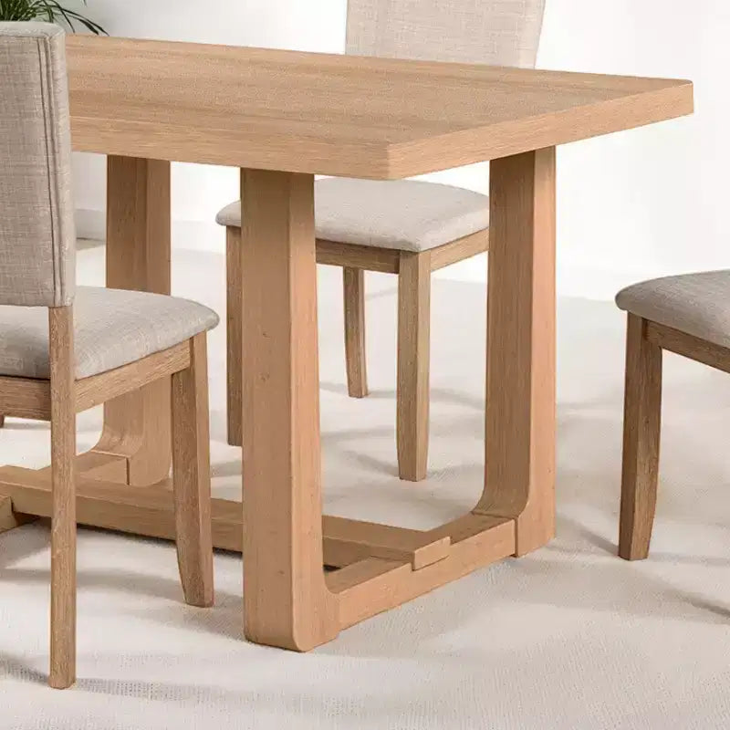 Tavolo da pranzo in legno in stile transizionale con sedie imbottite