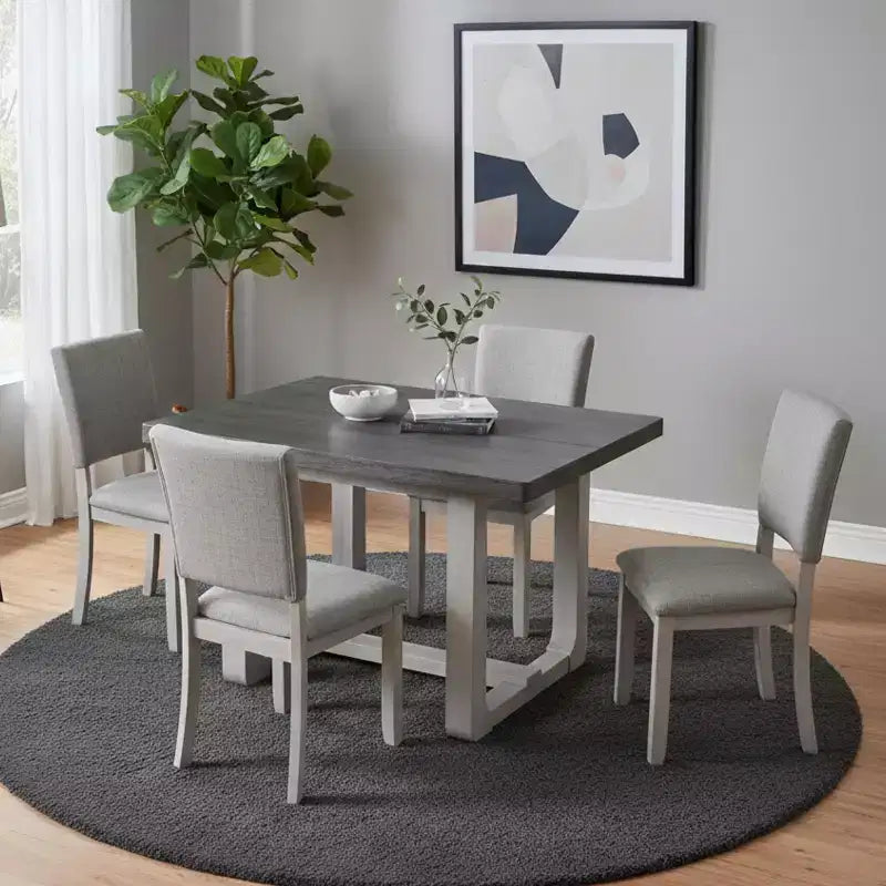 Tavolo da pranzo in legno in stile transizionale con sedie imbottite