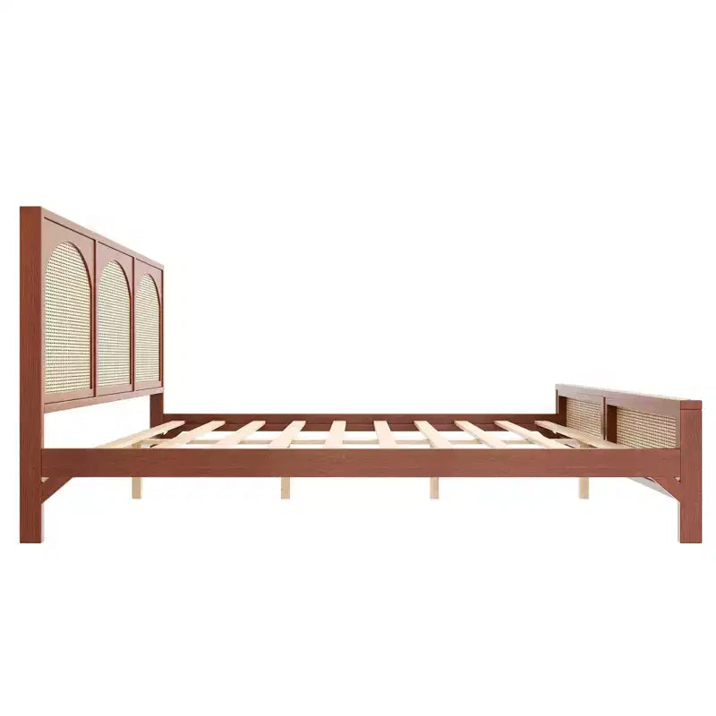 Letto a piattaforma in legno con testiera ad arco in rattan