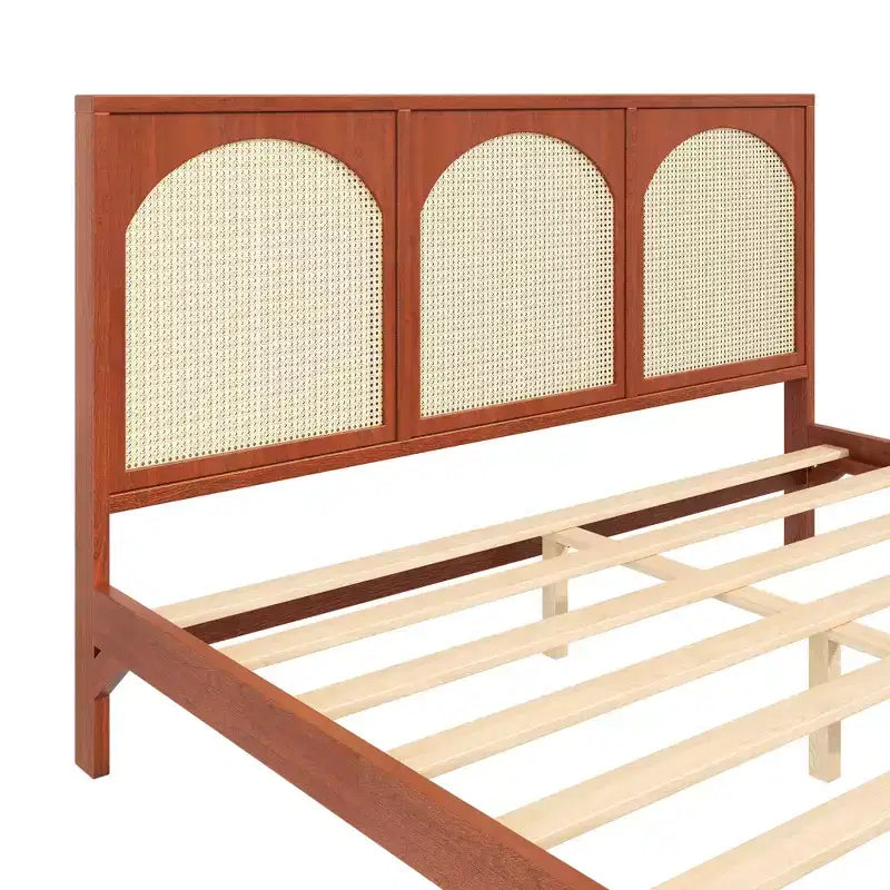 Letto a piattaforma in legno con testiera ad arco in rattan