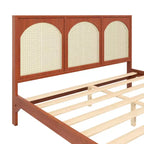 Letto a piattaforma in legno con testiera ad arco in rattan