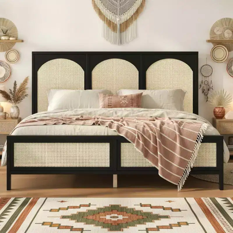 Letto a piattaforma in legno con testiera ad arco in rattan