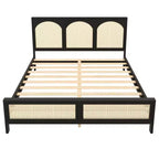 Letto a piattaforma in legno con testiera ad arco in rattan