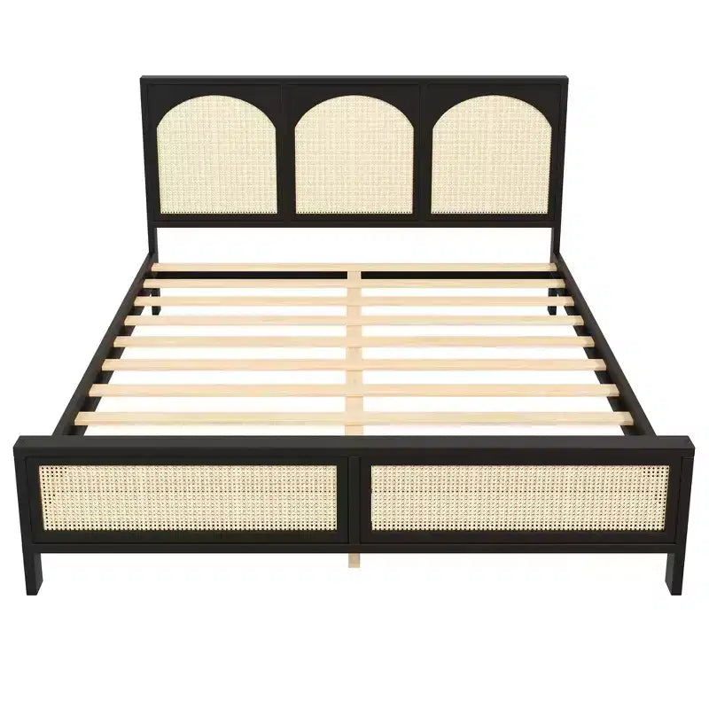 Letto a piattaforma in legno con testiera ad arco in rattan
