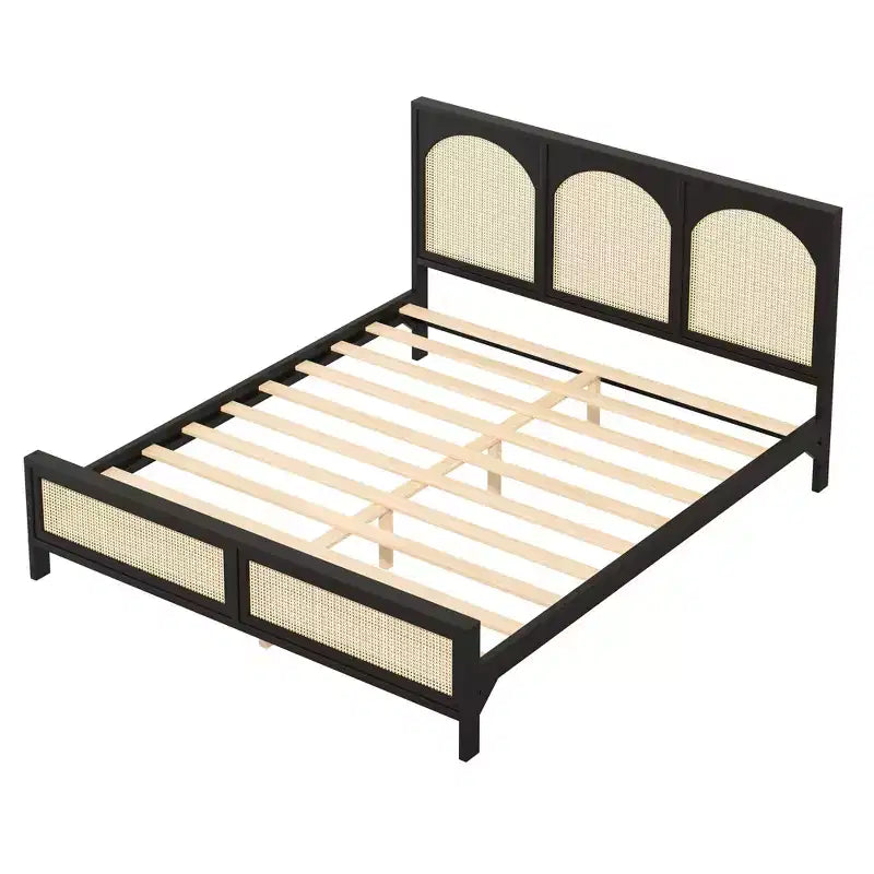 Letto a piattaforma in legno con testiera ad arco in rattan