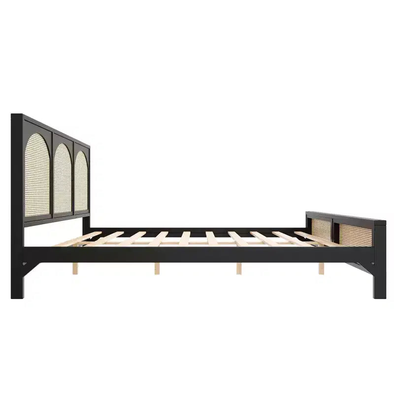 Letto a piattaforma in legno con testiera ad arco in rattan