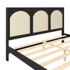 Letto a piattaforma in legno con testiera ad arco in rattan