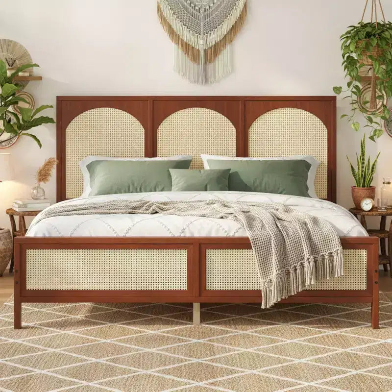 Letto a piattaforma in legno con testiera ad arco in rattan